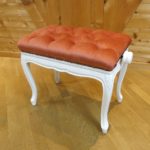 イタリア製ピアノ椅子・チッペンデール（装飾付）白